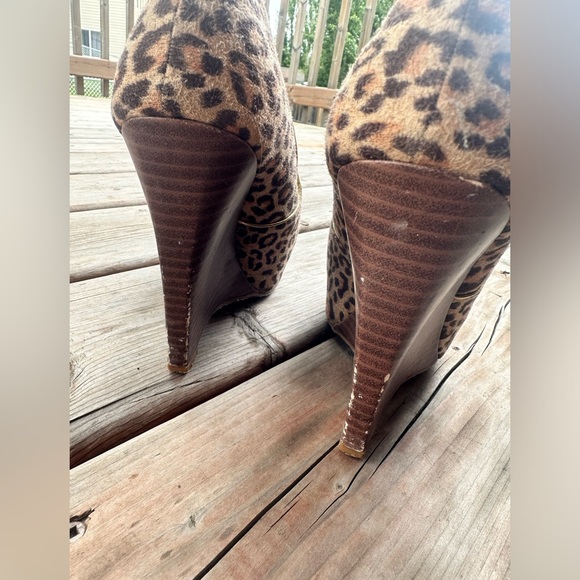 ShoeDazzle leopard print wedge heels - Picture 4 of 5